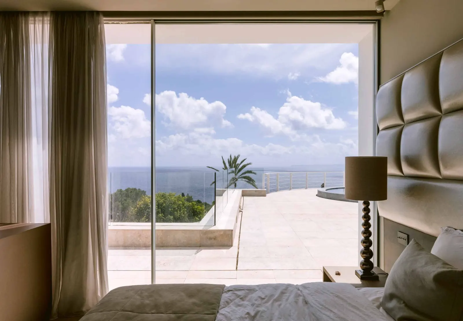 Bedroom with sea view
